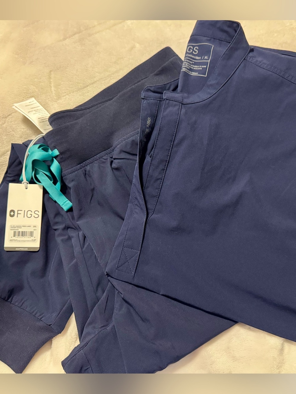 FIGS brand women’s Navy Scrub set –Top size XL, bottoms size 2XL